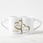 Gold Hearts Pas getrouwd Mok Set<br><div class="desc">Aangepaste witte keramische in elkaar grijpende mok set, met afbeeldingen van twee verstrengelde gouden glitter uitziende harten. Gouden bruine tekst is klaar om te personaliseren met de namen en trouwdatum van de bruid en bruidegom. Mooi cadeau idee voor de pasgetrouwden.</div>