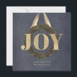 Gold JOY Wreater Chalkboard Kerstfeestdag Feestdagenkaart<br><div class="desc">Deze elegante en chic "JOY" vierkant kerstfeestkaartje is voorzien van een woord "JOY" in faux goudfolie op een zwarte chalkboardachtergrond met bladerdak / groenharige woede met gouden satijnlint. De achterzijde heeft een faux gouden achtergrond. Pas het aan uw behoeften aan. Je kunt de juiste producten in mijn winkel vinden.</div>
