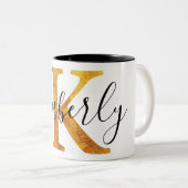 Gold 'K' Monogram met persoonlijke naam Tweekleurige Koffiemok (Voorkant rechts)