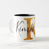 Gold 'K' Monogram met persoonlijke naam Tweekleurige Koffiemok (Voorkant links)