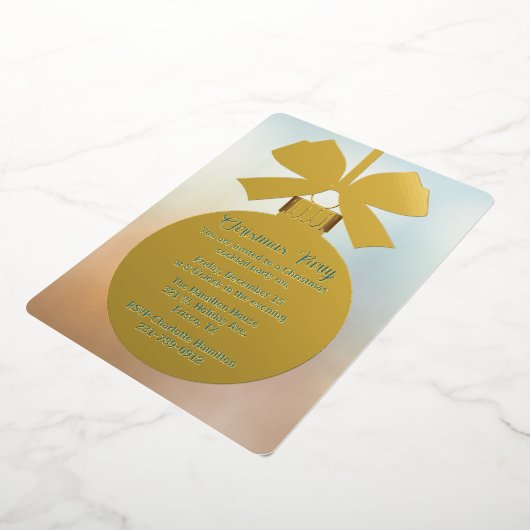 Gold Kerstbal Ornament Holiday Folie Uitnodiging (Gedraaid)