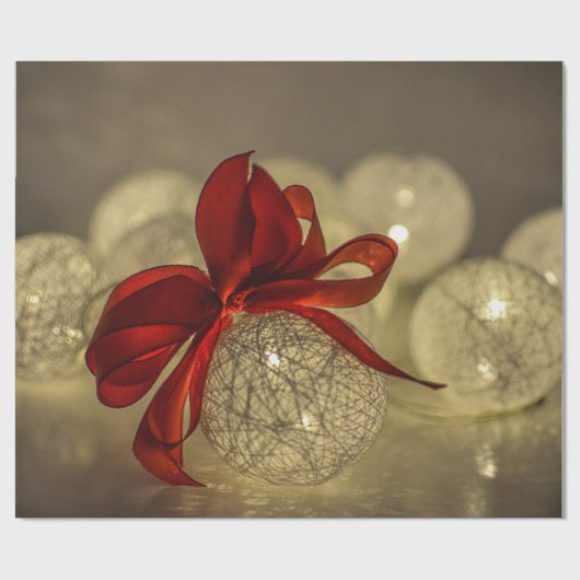 Gold kerstballen, String Lights, Red Bow Holiday Cadeaupapier (Vlak)
