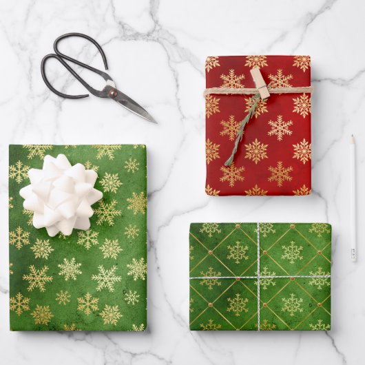 Gold kerstsnowflakes op rood en groen inpakpapier vel (Voorkant)