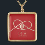 Gold Knot Union Double Happiness Chinese Wedding Goud Vergulden Ketting<br><div class="desc">Moderne, minimalistische dubbele gelukkigheidsknoop van vereniging, liefde en huwelijk in rood en goud. Het dubbele geluk is een klassiek en veelzeggend symbool dat wordt gebruikt in alle Chinese, oosterse en aziatische bruiloften. Ontworpen door: fat*fa*tin. Eenvoudig aan te passen met uw eigen tekst, foto of afbeelding. Voor douaneverzoeken, te contacteren gelieve...</div>