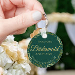 Gold Lace Bridesmaid Wedding Gift Emerald Green Sleutelhanger<br><div class="desc">Deze sleutelhangers zijn ontworpen om bruidsmeisjes in je bruiloft te bevoordelen. Ze hebben een eenvoudig,  maar elegant ontwerp met een groene achtergrond,  goudletters en een gouden faux florale rand. De perfecte manier om je bruidsmeisjes te bedanken dat ze deel uitmaken van je speciale dag!</div>