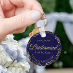 Gold Lace Bridesmaid Wedding Gift Navy Blue Sleutelhanger<br><div class="desc">Deze sleutelhangers zijn ontworpen om bruidsmeisjes in je bruiloft te bevoordelen. Ze hebben een eenvoudig,  maar elegant ontwerp met een blauw marinekleur,  goudletters en een gouden faux foliekant rand. De perfecte manier om je bruidsmeisjes te bedanken dat ze deel uitmaken van je speciale dag!</div>