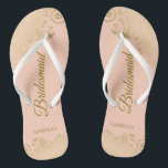Gold Lace Elegant Coral Peach Bridesmaid Weddensch Teenslippers<br><div class="desc">Deze elegante bruiloft teenslippers zijn een geweldige manier om je bruidsmeisjes te bedanken en te herkennen, terwijl ze hun voeten na een lange dag rust geven. Het prachtige ontwerp is voorzien van een elegant ontwerp met gouden fritten op een bleke oranje of koraalperzikkleurige achtergrond en fancy gouden letters die het...</div>
