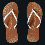 Gold Lace en Rust Oranje Elegant Bridesmaid Wedden Teenslippers<br><div class="desc">Deze elegante bruiloft teenslippers zijn een geweldige manier om je bruidsmeisjes te bedanken en te herkennen, terwijl ze hun voeten na een lange dag rust geven. Het prachtige ontwerp is voorzien van een elegant ontwerp met gouden fritten op een roestkleurige oranje achtergrond en fancy gouden letters. De tekst leest Bridesmaid...</div>