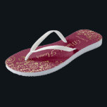 Gold Lace op Bourgogne Maroon Maid of Honor Weddin Teenslippers<br><div class="desc">Deze mooie bruiloft teenslippers zijn een geweldige manier om je meid van eer te bedanken en te herkennen en tegelijkertijd haar voeten te redden. Biedt een elegant ontwerp met gouden fritten op een Bourgogne, maroon of rode achtergrond voor wijn en fancy gouden letters voor script. De test leest Maid of...</div>