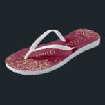 Gold Lace op Bourgogne Maroon Maid of Honor Weddin Teenslippers<br><div class="desc">Deze mooie bruiloft teenslippers zijn een geweldige manier om je meid van eer te bedanken en te herkennen en tegelijkertijd haar voeten te redden. Biedt een elegant ontwerp met gouden fritten op een Bourgogne, maroon of rode achtergrond voor wijn en fancy gouden letters voor script. De test leest Maid of...</div>