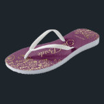 Gold Lace op Cassis Paars The Bride Wedding Teenslippers<br><div class="desc">Dans de nacht weg met deze mooie trouwteenslippers. Ze zijn ontworpen voor de bruid en hebben een eenvoudig, maar elegant ontwerp met gouden, gekleurde scriptletters op een paars, magenta of een met bessen gekleurde achtergrond en fancy golden lace curls en swirls. Mooie manier om fancy en geschikt te blijven terwijl...</div>