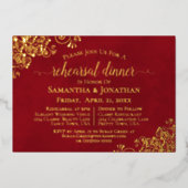 Gold Lace op Crimson Red Wedding Rehearsal Dinner Folie Uitnodiging (Voorkant)