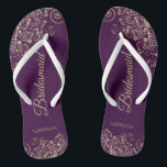 Gold Lace op het Paarse Plum Chic Bridesmaid Wedde Teenslippers<br><div class="desc">Deze elegante bruiloft teenslippers zijn een geweldige manier om je bruidsmeisjes te bedanken en te herkennen, terwijl ze hun voeten na een lange dag rust geven. Het prachtige ontwerp is voorzien van een elegant design met gouden fritten op een paarse, platte achtergrond en fancy gouden lettertekens met gouden kleur. De...</div>