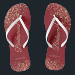 Gold Lace op het Rode Elegant Bridesmaid Weddensch Teenslippers<br><div class="desc">Deze elegante bruiloft teenslippers zijn een geweldige manier om je bruidsmeisjes te bedanken en te herkennen, terwijl ze hun voeten na een lange dag rust geven. Het prachtige ontwerp is voorzien van een elegant ontwerp met gouden fritten op een rode achtergrond met gekwetste randen en fancy gouden letters met een...</div>