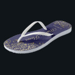 Gold Lace op Navy Blue Maid of Honor Wedding Teenslippers<br><div class="desc">Deze mooie bruiloft teenslippers zijn een geweldige manier om je meid van eer te bedanken en te herkennen en tegelijkertijd haar voeten te redden. Biedt een elegant ontwerp met gouden palen op een blauw marinekleur en fancy goudkleurig script. De test leest Maid of Honor met haar naam hieronder. Een geweldige...</div>