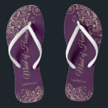 Gold Lace op Plum Paars Maid of Honor Wedding Teenslippers<br><div class="desc">Deze mooie bruiloft teenslippers zijn een geweldige manier om je meid van eer te bedanken en te herkennen en tegelijkertijd haar voeten te redden. Biedt een elegant ontwerp met gouden palen op een paarse achtergrond met diepe rand en fancy gouden letters. De test leest Maid of Honor met haar naam...</div>