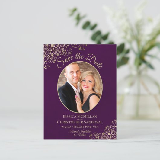Gold Lace op Plum Wedding Save the Date Oval Photo Aankondigingskaart (Staand voorkant)