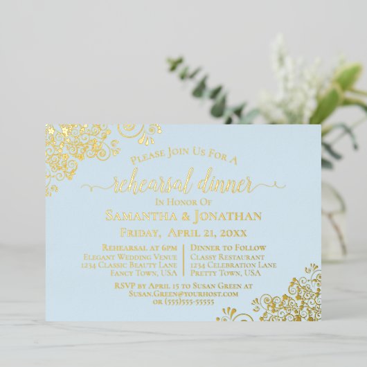 Gold Lace op Powder Blue Wedding Rehearsal Dinner Folie Uitnodiging (Staand Voorkant)