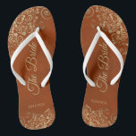 Gold Lace op Rust Oranje Elegant The Bride Wedding Teenslippers<br><div class="desc">Dans de nacht weg met deze mooie trouwteenslippers. Ontworpen voor de bruid, kenmerken zij een eenvoudig maar elegant ontwerp met goudkleurig manuscript dat op een roest oranje of verbrande umbergekleurde achtergrond en fancy gouden lace krullen en swirls tekent. Mooie manier om fancy en geschikt te blijven terwijl je voeten na...</div>