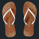 Gold Lace op Rust Sinaasappel Maid of Honor Weddin Teenslippers<br><div class="desc">Deze mooie bruiloft teenslippers zijn een geweldige manier om je meid van eer te bedanken en te herkennen en tegelijkertijd haar voeten te redden. Voorzien van een elegant ontwerp met gouden kant op een roestkleurige oranje of verbrande umberkleurige achtergrond en fancy goudkleurig script. De test leest Maid of Honor met...</div>