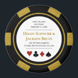 Gold Las Vegas Wedding Save the Date Poker Chip Magneet<br><div class="desc">Duw uw uw gasten door hen deze fabelachtige gouden,  zwarte,  witte,  en rode pokerspaanstijl te verzenden sparen de datummagneten om op hun koelkast te plaatsen. Ze wachten vol ongeduld op de officiële uitnodiging voor deze leuke bruiloft.</div>