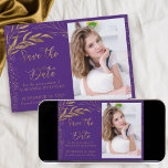 Gold Leaf en Calligraphy Paars Photo Save The Date<br><div class="desc">Elegant Gold Leaf en Paars Save the Date met uw eigen foto en handgeschreven kalligrafie. De sjabloon is ingesteld voor het uploaden van een afbeelding van de kwekerij en het personaliseren van uw feestdatum. Het ontwerp bestaat uit dunne bladeren en massief goudblad met confetti. Blader door mijn winkel of stuur...</div>
