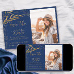 Gold Leaf en Calligraphy Royal Blue Photo Save The Date<br><div class="desc">Elegant Gold Leaf en Royal Blue Save the Date met uw eigen foto en handgeschreven kalligrafie. De sjabloon is ingesteld voor het uploaden van een afbeelding van de kwekerij en het personaliseren van uw feestdatum. Het ontwerp bestaat uit dunne bladeren en massief goudblad met confetti. Blader door mijn winkel of...</div>