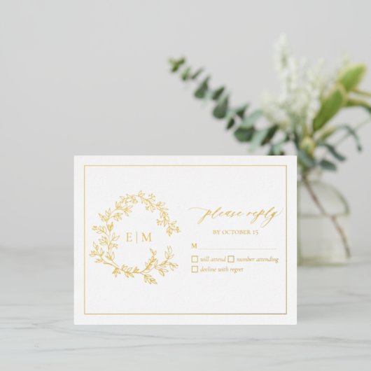 Gold Leafy Crest Monogram Weddenschap RSVP-kaart Folie Uitnodiging Briefkaart (Staand Voorkant)
