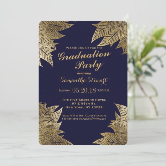 Gold Leaves op Navy Blue Graduation Party nodigt u Kaart (Staand voorkant)