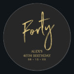 Gold Lettering 40th Birthday Favor Hartelijk dank Ronde Sticker<br><div class="desc">Deze eenvoudige sticker bedankt u voor uw speciale dag. Dit ontwerp kenmerkt het moderne gouden manuscript dat " Veertig"met douanetekst laat schrijven. In mijn winkel BaraBomDesign zijn er evenveel uitnodigingen voor de 40ste verjaardag en partijbenodigdheden beschikbaar.</div>