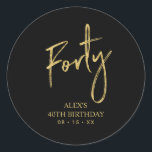 Gold Lettering 40th Birthday Favor Hartelijk dank Ronde Sticker<br><div class="desc">Deze eenvoudige sticker bedankt u voor uw speciale dag. Dit ontwerp kenmerkt het moderne gouden manuscript dat " Veertig"met douanetekst laat schrijven. In mijn winkel BaraBomDesign zijn er evenveel uitnodigingen voor de 40ste verjaardag en partijbenodigdheden beschikbaar.</div>