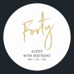 Gold Lettering 40th Birthday Favor Hartelijk dank Ronde Sticker<br><div class="desc">Deze eenvoudige sticker bedankt u voor uw speciale dag. Dit ontwerp kenmerkt het moderne gouden manuscript dat " Veertig"met douanetekst laat schrijven. In mijn winkel BaraBomDesign zijn er evenveel uitnodigingen voor de 40ste verjaardag en partijbenodigdheden beschikbaar.</div>