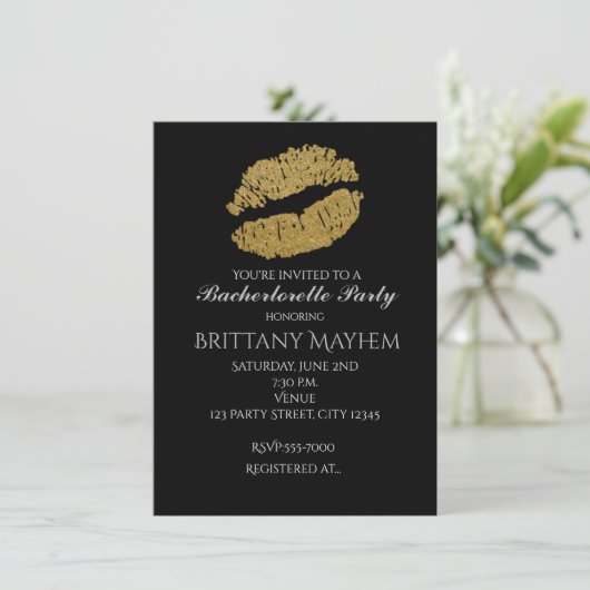 Gold Lips KISS Bachelorette Party Uitnodiging (Staand voorkant)