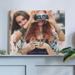Gold Love Brush Script Overlay Couple Couple Photo Imitatie Canvas Print<br><div class="desc">Keer een speciaal geheugen op met onze stijlvolle "Love"-faux canvas. Ons ontwerp is voorzien van een volledige fotolay-out om uw eigen speciale fotogeheugen weer te geven,  met "Liefde" die op de foto wordt getoond in een stijlvolle trendy faux gouden borstelscripttypografie. Aangepast met je namen.</div>