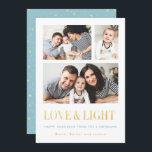 Gold LOVE en LIGHT Simple Photo Hanukkah-Kaarten Feestdagenkaart<br><div class="desc">Kute, eenvoudige en klassieke foto Hanukkah-Kaarten met ruimte voor drie foto's, de woorden "LOVE & LIGHT" in een glanzend gouden folie-effect (let op: dit is gewoon een gedrukt effect, geen echte gouden folie). Het backerontwerp biedt een lijst glanzende gouden sterren en polka stippen tegen een lichtblauwe achtergrond. Het blauw van...</div>