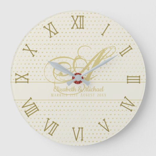 Gold Love Hearts Monogram Weddenschap Gift Passen  Grote Klok (Voorkant)