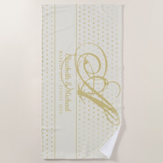 Gold Love Hearts Monogram Weddenschap Gift Passen  Strandlaken (Voorkant)