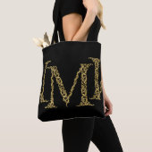 Gold M Monogram Initiaal Ontwerp op elke kleur Tote Bag (Dichtbij)