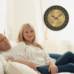 Gold Mandala op Black 50th Wedding Jubileum Grote Klok<br><div class="desc">Gouden  mandala cirkel op zwarte achtergrond,  aanpasbaar gouden bruiloft Jubileum. Het vieren van 50 jaar blije herinneringen aanpasbare tekst.</div>