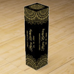 Gold Mandala op zwarte Damaserachtergrond Wijn<br><div class="desc">Goud  mandala boven een zwarte en donkergrijze monochromatische achtergrond.  tekst in een overeenkomstige gouden kleurgelukkige verjaardag.</div>