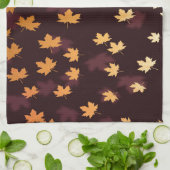 Gold Maple Leaf op donkerrood Theedoek (Gevouwen)