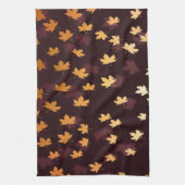Gold Maple Leaf op donkerrood Theedoek (Verticaal)