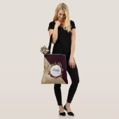 Gold Marble en Burgundy Floral Monogram Tote Bag (Op model)
