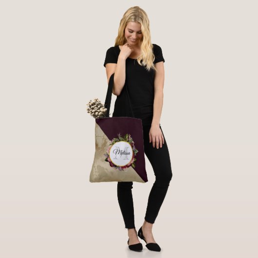 Gold Marble en Burgundy Floral Monogram Tote Bag (Op model)