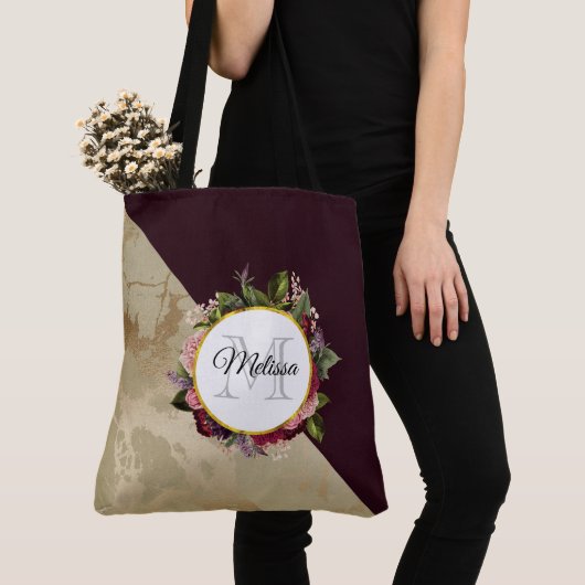 Gold Marble en Burgundy Floral Monogram Tote Bag (Dichtbij)