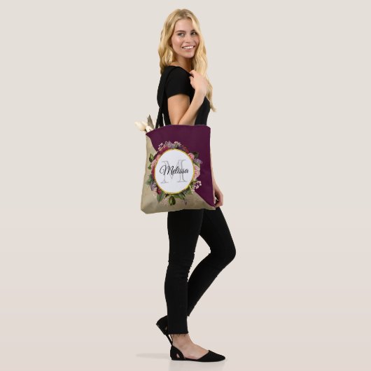 Gold Marble Pattern en Burgundy Floral Monogram Tote Bag (Op model)