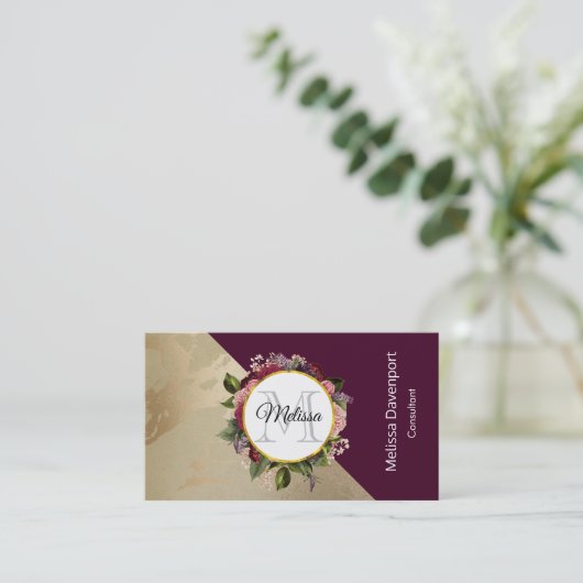 Gold Marble Pattern en Burgundy Floral Monogram Visitekaartje (Staand voorkant)
