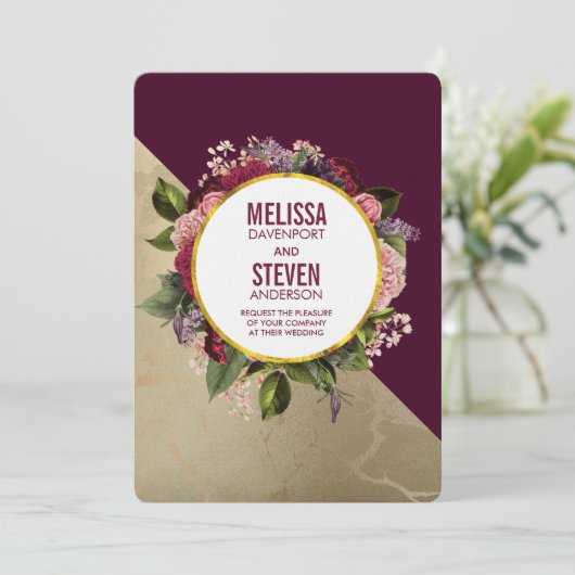 Gold Marble Pattern en Burgundy Floral Wedding Kaart (Staand voorkant)
