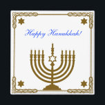 Gold Menorah Magneet<br><div class="desc">Square magnet met een afbeelding van een gouden menorah in een gouden lijst met gouden sterren van David en een blauw aanpasbaar vakantiegevoel. Zie het volledige collectie van de Magnet van Hanukkah onder de categorie van het Huis in de sectie van FEESTDAGEN.</div>