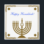 Gold Menorah Magneet<br><div class="desc">Square magnet met een afbeelding van een gouden menorah in een gouden lijst met gouden sterren van David en een blauw aanpasbaar vakantiegevoel. Zie het volledige collectie van de Magnet van Hanukkah onder de categorie van het Huis in de sectie van FEESTDAGEN.</div>